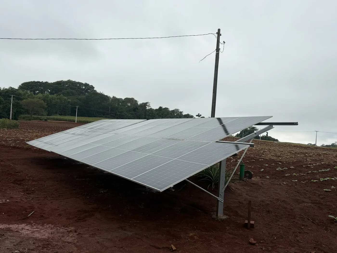 Usina solar com estrutura de solo em propriedade rural de Mercedes, Parana, com lavoura ao fundo